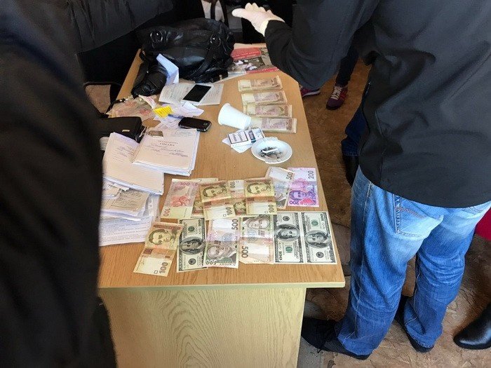 Чиновниця оцінила свої "послуги" у чотири тисячі гривень