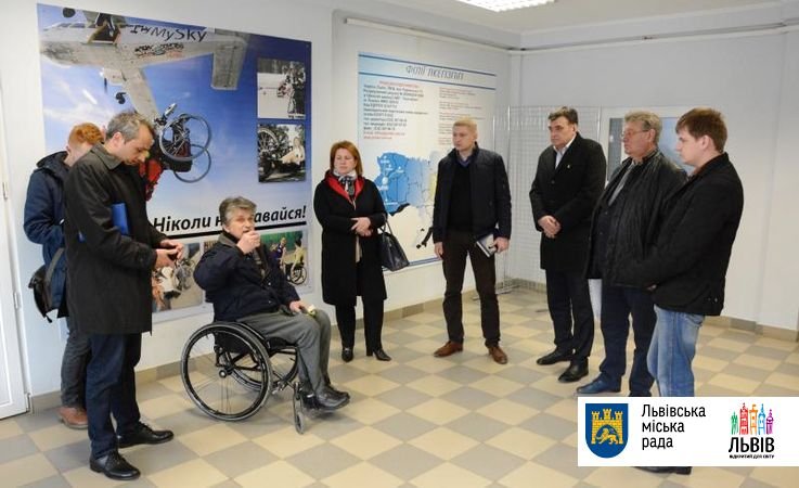 На Левандівці облаштують зупинку та запустять спецтранспорт для людей з інвалідністю