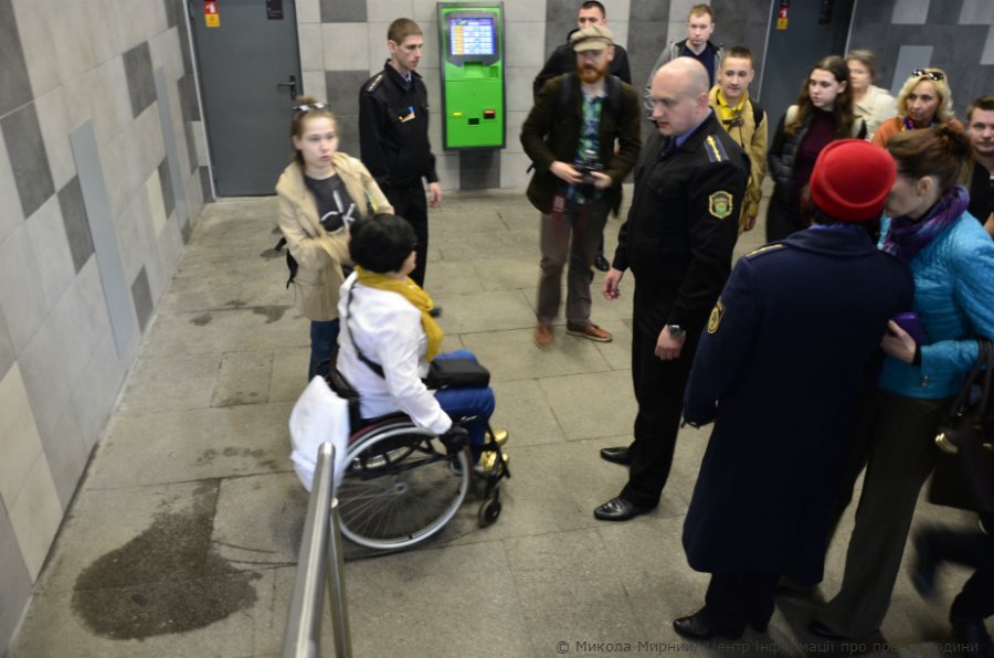 Кияни на візках показали, що станція метро "Лівобережна" для них недоступна