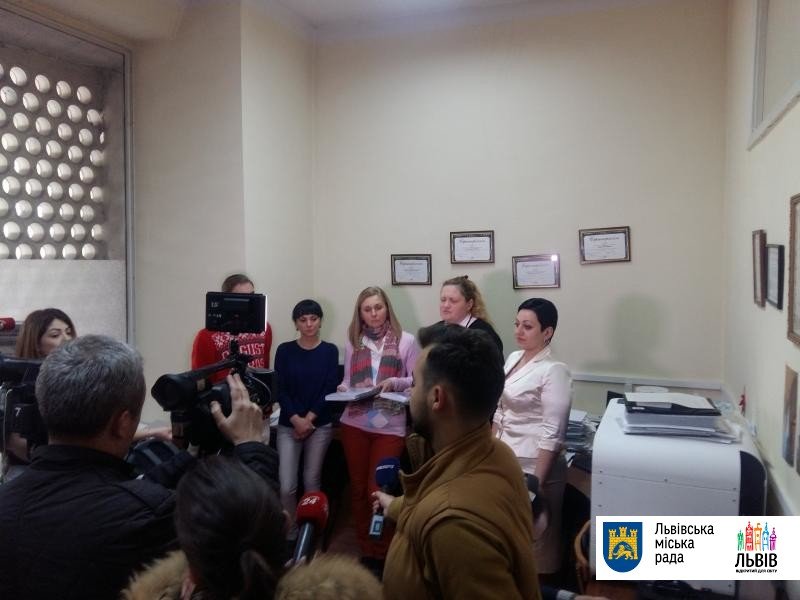 У Львові представили перші результати роботи на новому принтері Брайля