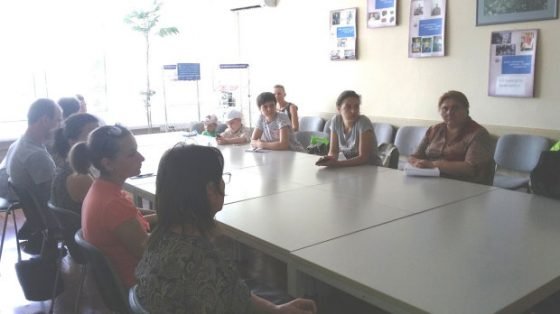 В Деснянському районному центрі зайнятості організовано громадські роботи з супроводу осіб з інвалідністю по зору