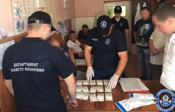 На Закарпатті невропатолог вимагав від людини з інвалідністю 16 тисяч хабара