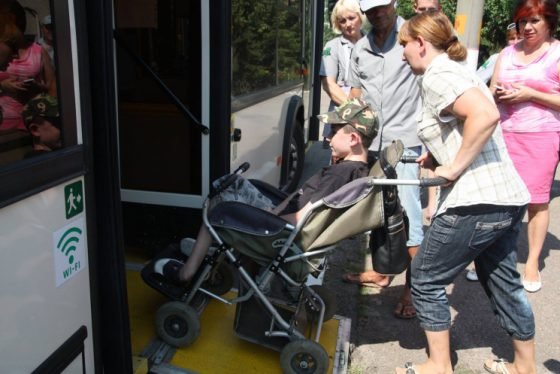 У Кропивницькому водії тролейбусів вчилися допомагати людям на візках