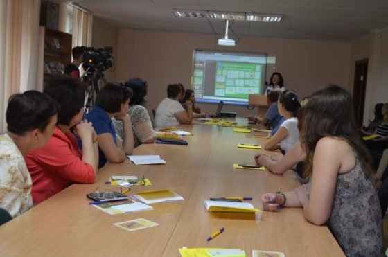 У Житомирі лікарям розповідають про особливості занять для дітей з використанням іпотерапії та каністерапії