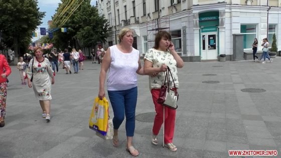 «Світ на дотик» у Житомирі: заступники мера навпомацки пройшлися містом із незрячими інструкторами