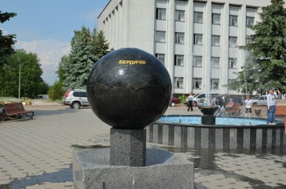 Майже 300 000 гривень розділять у Бердичеві між особами з інвалідністю внаслідок війни та членами сімей загиблих військовослужбовців