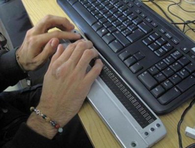 У Франківську шукають тренера, що навчить людей з порушенням зору роботі з комп'ютером