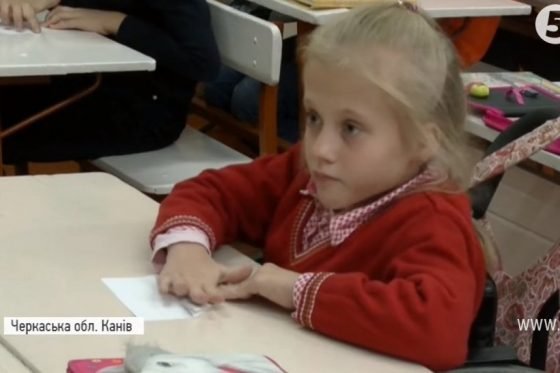 "На руках носять": школа перетворила життя Насті на візку на казку