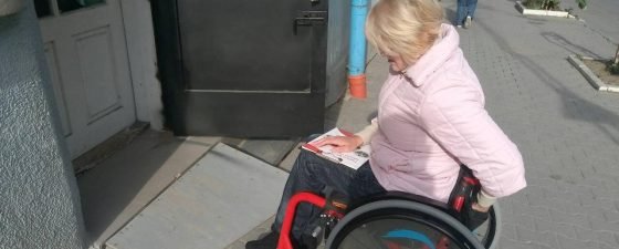 Чи можуть люди з інвалідністю у Чернівцях зайти у міську поліклініку?