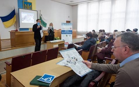 Інформаційне повідомлення IFES: Просвітницькі матеріали для членів дільничних виборчих комісій на тему доступності