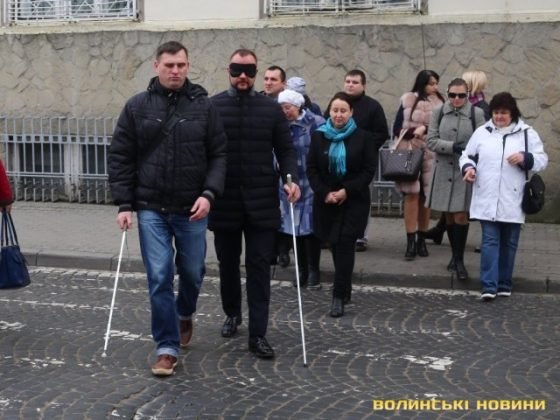 Робочий день у темряві: посадовець з’ясовував, чи доступний Луцьк для незрячих