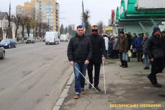 Робочий день у темряві: посадовець з’ясовував, чи доступний Луцьк для незрячих