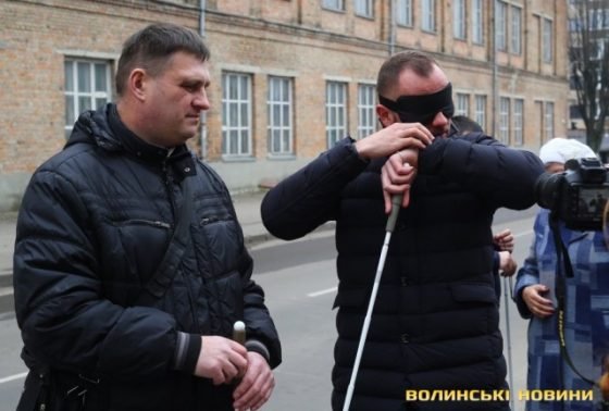 Робочий день у темряві: посадовець з’ясовував, чи доступний Луцьк для незрячих