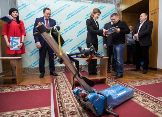 У Запоріжжі Марина Порошенко передала гусеничні сходові підйомники для дев’яти інклюзивних шкіл регіону
