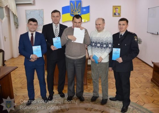 На Волині з ініціативи поліцейських видали пам'ятку про права затриманого шрифтом Брайля