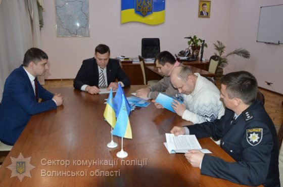 На Волині з ініціативи поліцейських видали пам'ятку про права затриманого шрифтом Брайля