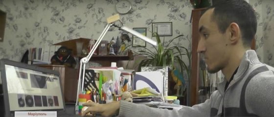 Житель Мариуполя с тяжелой формой инвалидности открыл интернет-магазин для продажи работ переселенцев