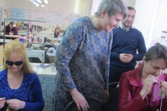 Життя у пітьмі: У Вінниці незрячих навчають на в’язальних машинах