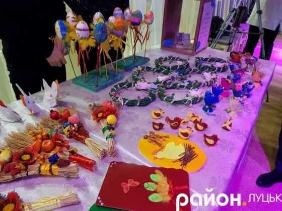 Півники, віночки і картини: у Луцьку продавали роботи дітей з аутизмом
