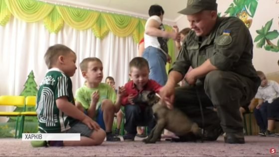 Зоотерапія від Нацгвардії: військові кінологи з чотирилапими завітали до діток з інвалідністю