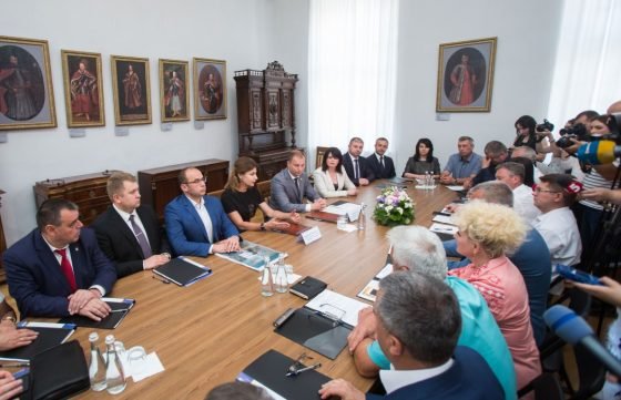 У рамках робочої поїздки в Тернопільську область дружина Президента України Марина Порошенко та голова обласної державної адміністрації Степан Барна підписали Меморандум про долучення області до проєкту Фонду Порошенка «Інклюзивна освіта – рівень свідомості нації», який реалізується у співпраці з Міністерством освіти і науки України. Тернопільщина стала 19-м регіоном нашої держави, в якому реалізується цей проєкт.  За словами Першої леді, сьогодні на Тернопільщині інклюзивним навчанням охоплено 139 дітей з особливими освітніми потребами, які навчаються у 47 загальноосвітніх закладах. Сьогодні в області інклюзивною освітою охоплено лише 1% «особливих» дітей регіону.    Також у рамках візиту й на виконання Постанови Кабінету Міністрів України від 12 липня 2017 року № 545, яка розроблялася за ініціативи Марини Порошенко, була проведена нарада з головами районних рад, ОТГ та міськими головами щодо створення мережі Інклюзивно-ресурсних центрів у Тернопільській обалсті.  За результатами наради було підписано відповідний Меморандум про відкриття до 1 вересня 2018 року – 20 таких центрів.  Для створення доступних та якісних умов навчання учнів з особливими освітніми потребами дружина Президента передала керівництву області типові проєкти Медіатеки, Ресурсної кімнати та Інклюзивно-ресурсних центрів, які є невід’ємною частиною нового освітнього простору в українських школах.
