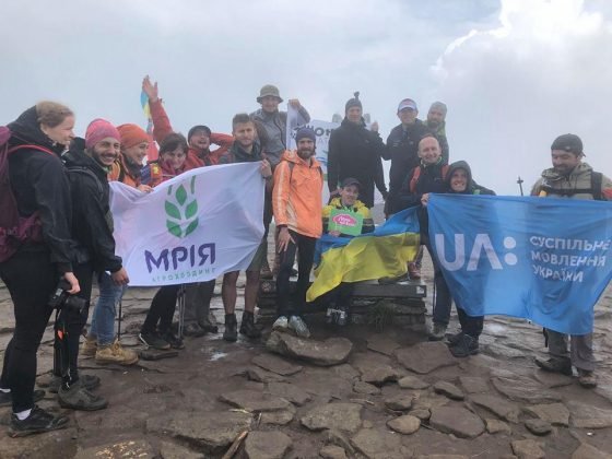 Тернополяни допомогли підкорити Говерлу хлопчику, який пересувається на візку