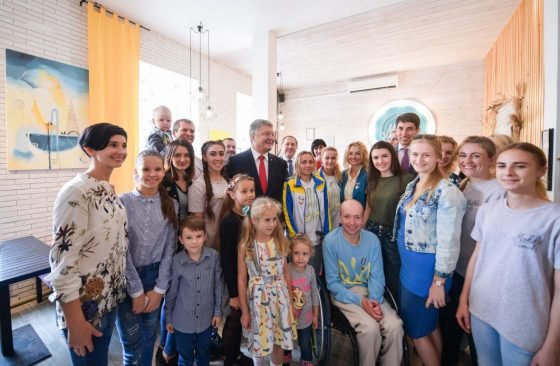 Пишаємось вашим незламним духом – Президент у Кропивницькому поспілкувався з переможцями паралімпійських та дефлімпійських змагань з плавання
