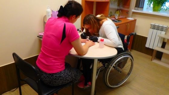 У Вінниці відкрився інклюзивний манікюрний кабінет, де працюють люди на візках