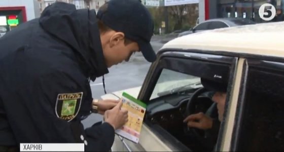 Швидко і зрозуміло: патрульні Харкова тепер краще розумітимуть водіїв з порушенням слуху