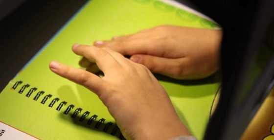 Обласний навчально-реабілітаційний центр для дітей з порушенням зору отримав від Дніпропетровської ОДА нову літературу шрифтом Брайля