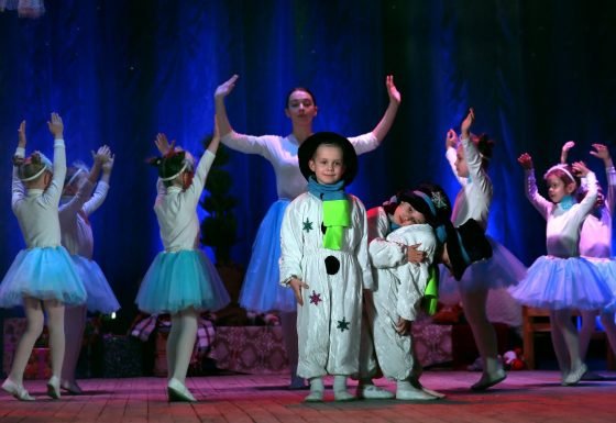 Незрячі діти з різних міст України зіграли у Львові «Казку на білих лапах»