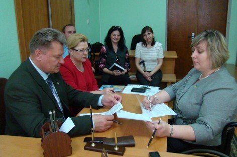 Підписано меморандум про спільну діяльність між ЖОГОЛІ «Молодь. Жінка. Сімя» та владою м. Житомира