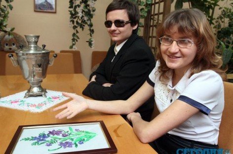 Слабовидящие дети играют в шахматы, занимаются танцами и даже программируют компьютерные игры