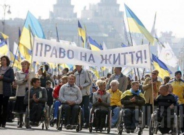 Люди с инвалидностью прошли по Крещатику “Маршем мира” и призвали раненых бойцов не падать духом