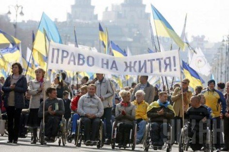 Люди с инвалидностью прошли по Крещатику “Маршем мира” и призвали раненых бойцов не падать духом