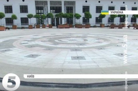 У Києві відкрили Поштову площу: пандуси, як крута гора, ліфти не працюють, а припаркуватися ніде