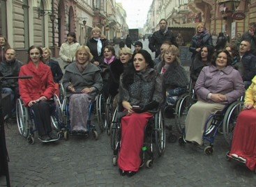 “А ти не здавайся”. Жінки-візочниці на Панській співали для воїнів