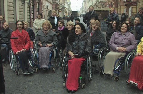 “А ти не здавайся”. Жінки-візочниці на Панській співали для воїнів