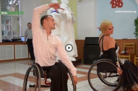 Танці у шпиталі. Чемпіони на візках підтримали поранених