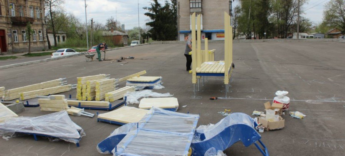 Вчора розпочались роботи по встановленню інклюзивного дитячого майданчику у Бердичеві. Фоторепортаж