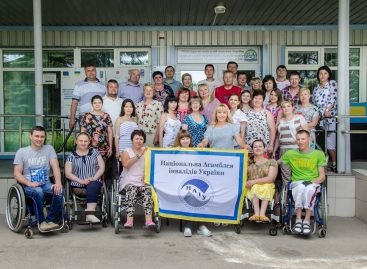 Тренінги, розширення економічних можливостей, допоміжні технології та послуги медичної/фізичної реабілітації