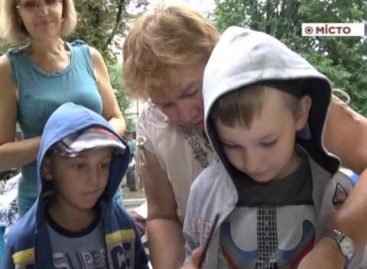 У Полтаві дітей посадили в інвалідні візки