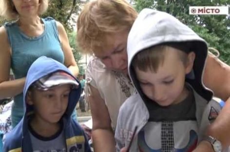 У Полтаві дітей посадили в інвалідні візки