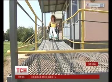У Києві для людини з інвалідністю сусіди не дозволили встановити пандус біля будинку