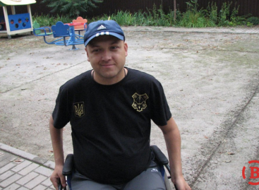 Родина полтавця, який пересувається на візку, власноруч обладнала багатоповерхівку пандусом