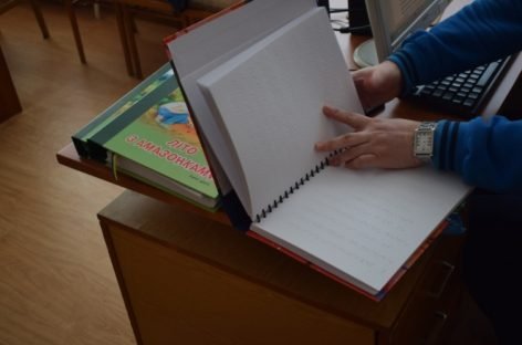 Слова на дотик: як друкують книги шрифтом Брайля у Луцьку