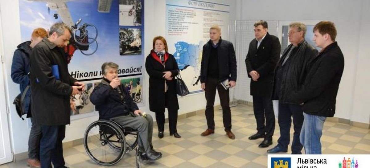 На Левандівці облаштують зупинку та запустять спецтранспорт для людей з інвалідністю