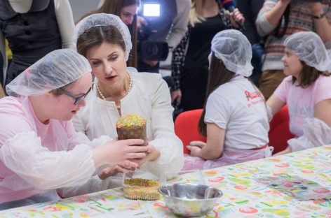 У Чистий четвер Марина Порошенко разом із дітьми допомагала молоді з інвалідністю готувати Великодні паски