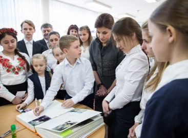 Марина Порошенко привезла до Хмельниччини «Книгу Миру» та залучила регіон до розвитку інклюзивної освіти