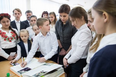 Марина Порошенко привезла до Хмельниччини «Книгу Миру» та залучила регіон до розвитку інклюзивної освіти